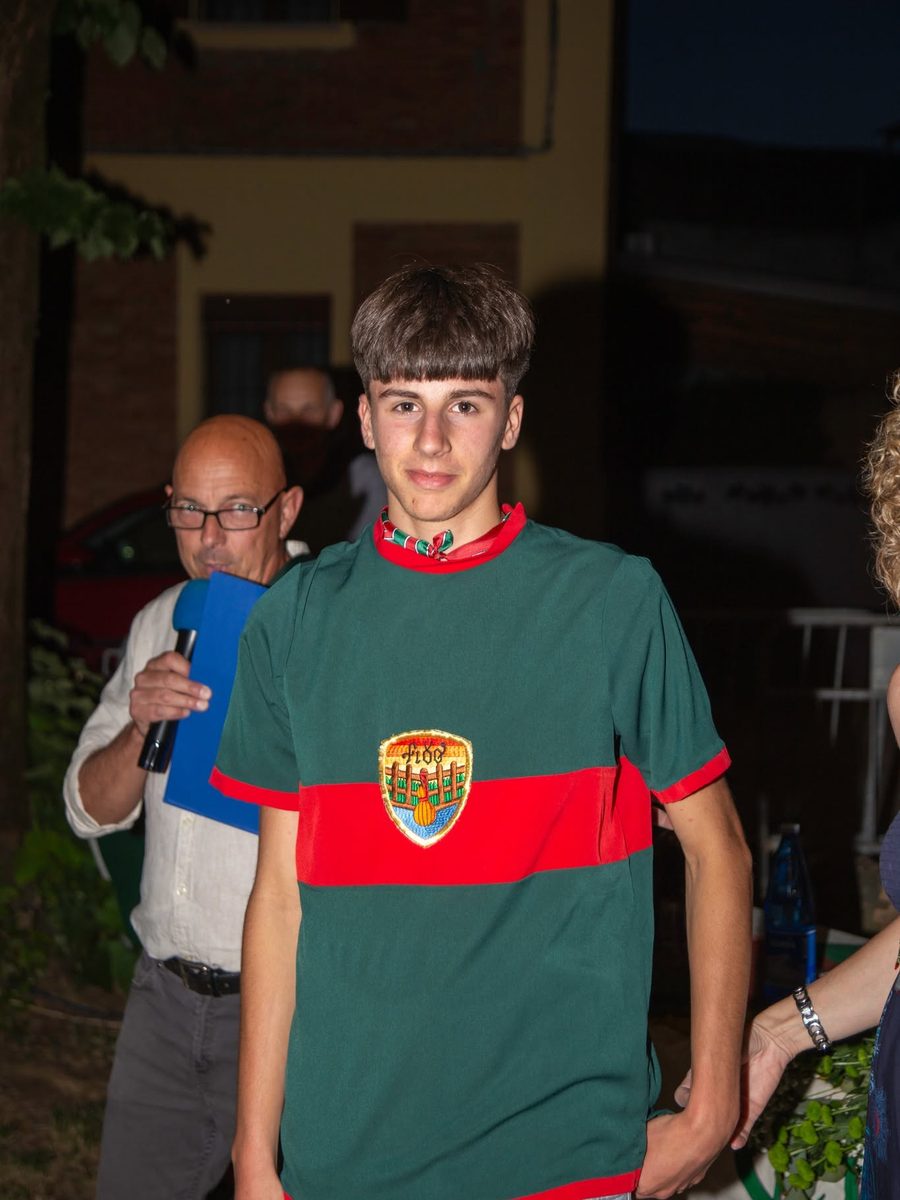 Riccardo Mosca con la maglia del Borgo San Luca, verde con la banda rossa e lo stemma
