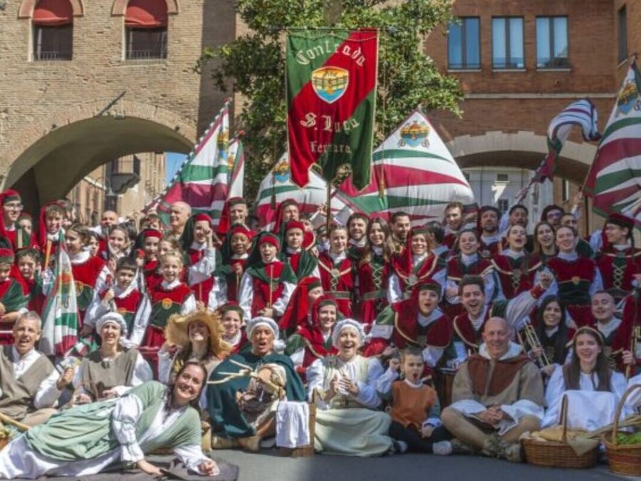 Il gruppo storico del Borgo San Luca in costume durante il Magnifico Corteo