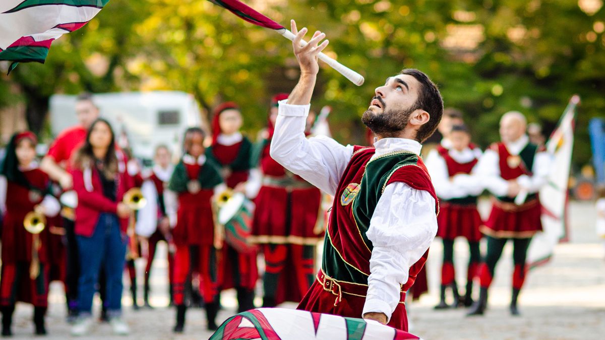 Ragazzi provano le bandiere con gli istruttori durante un Open Day del Borgo San Luca