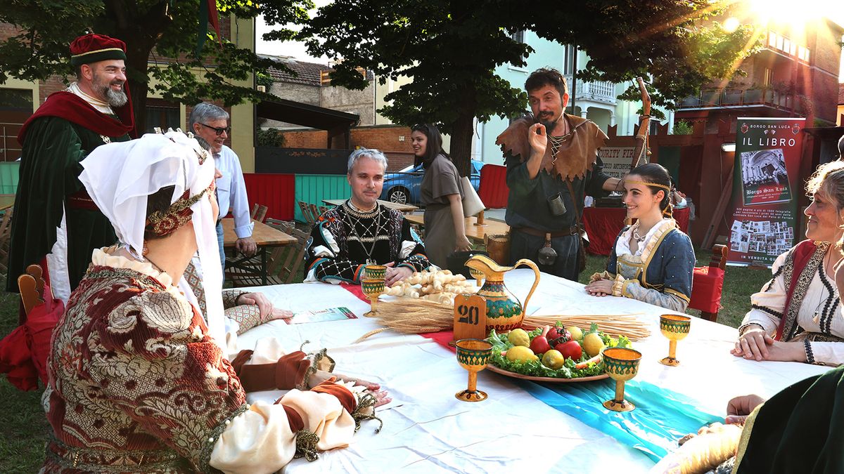 Il banchetto alla Locanda del Paraduro, con i contradaioli in costume