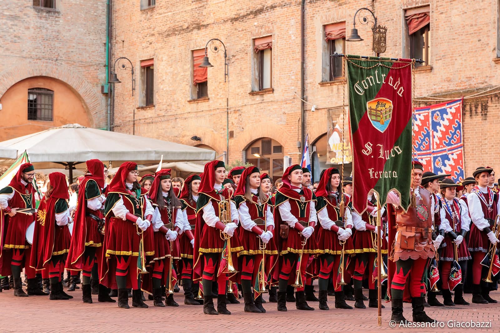 I musici del Borgo San Luca schierati con chiarine e tamburi accanto al gonfalone della Contrada